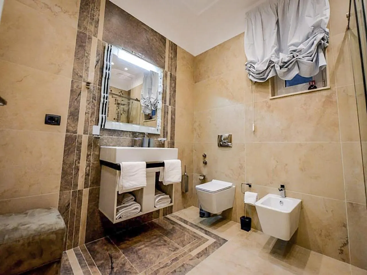 Hotel Vila تيرانا 3*,