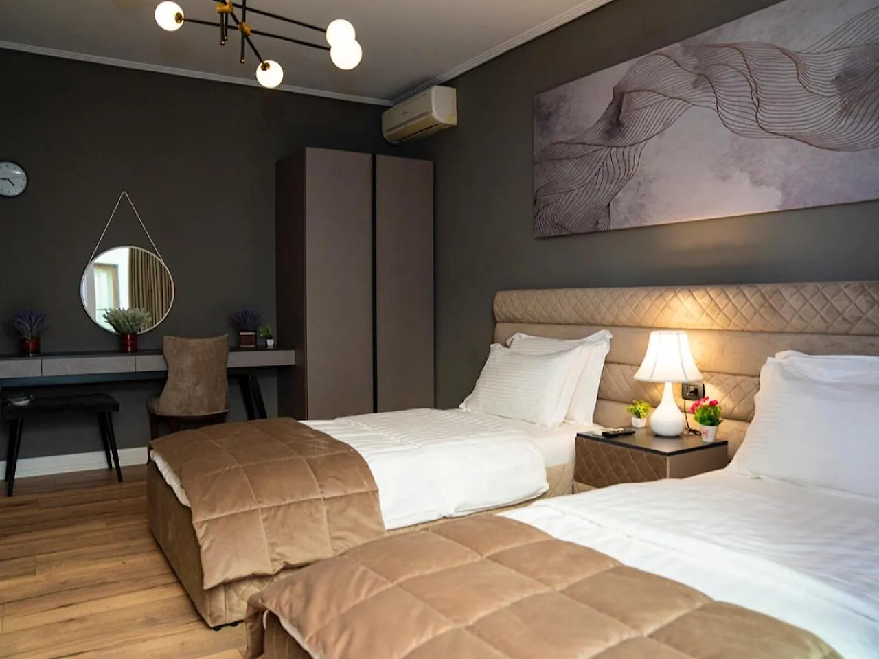 Hotel Vila تيرانا 3*,